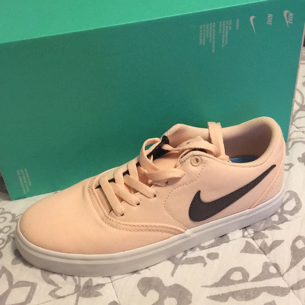 Nike SB Solar Light pink shoe